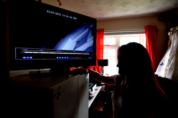 מצלמת אבטחה ביתית מתעדת ניסיון פריצה