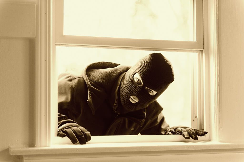 מצלמות אבטחה קוויות או מצלמות אלחוטיות